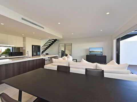 Villa Capri Waterside At Trinity Point - Perths Hotel 3