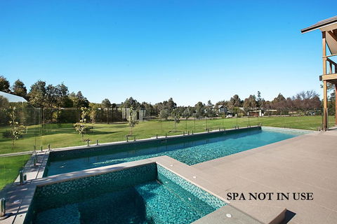 Vineyard Views - Perths Hotel 3