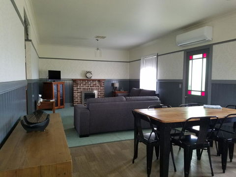 Wagga Wagga Country Cottages - Perths Hotel 0