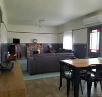 Wagga Wagga Country Cottages - Perths Hotel