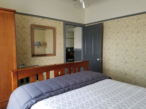 Wagga Wagga Country Cottages - Perths Hotel 1