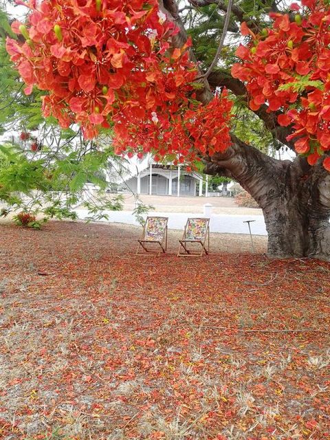 Walk To Beach Queenslander HOME In CBD Hervey Bay - Perths Hotel 3