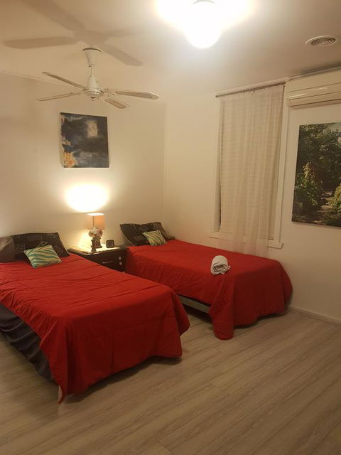 Warm Friendly Family Environment In Braybrook - Perths Hotel 0