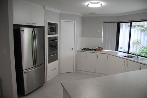 Warnbro Beach Family Accommodation - Perths Hotel 1