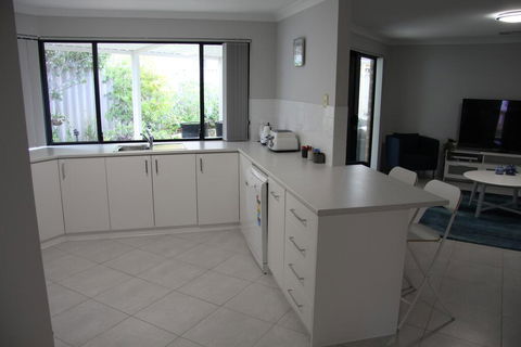 Warnbro Beach Family Accommodation - Perths Hotel 2