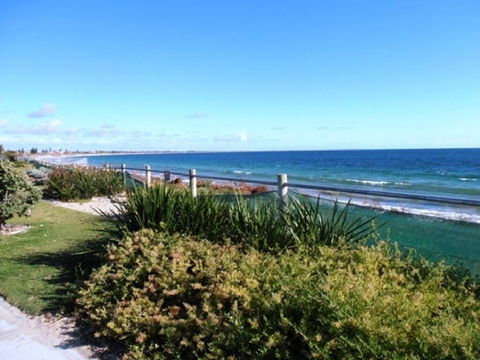 Warnbro Beach Family Accommodation - Perths Hotel 3