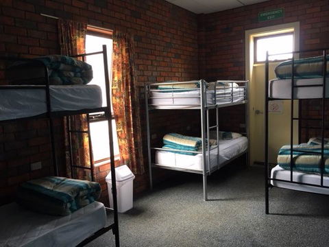 Warrnambool Beach Backpackers - Perths Hotel 1