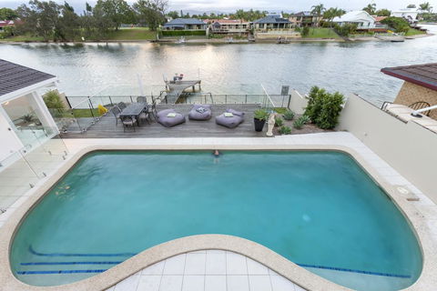 Waterfront Entertainer - Perths Hotel 0