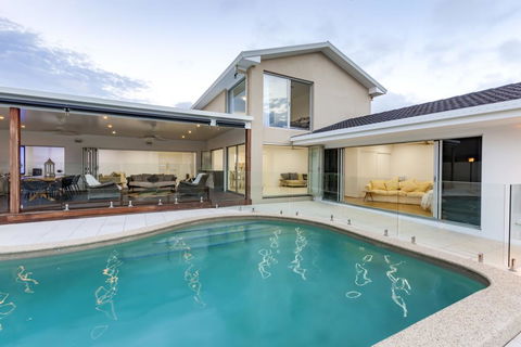 Waterfront Entertainer - Perths Hotel 3