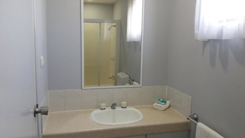 Alex Beach Cabins And Tourist Park - Perths Hotel 2