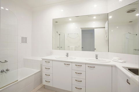 Noosa Shores Resort - Perths Hotel 1