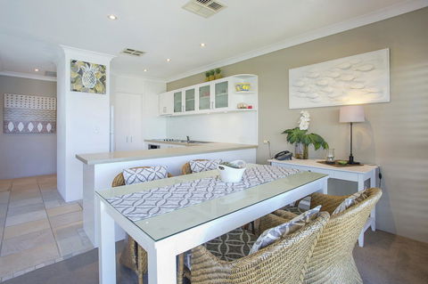 Noosa Shores Resort - Perths Hotel 24