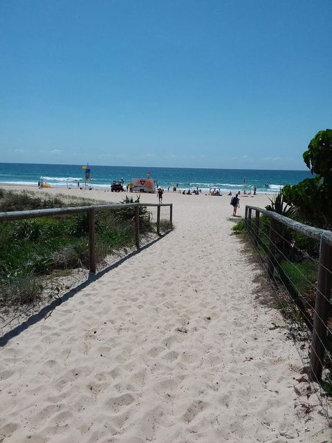 Surfers Chalet - Perths Hotel 5
