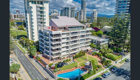 Surfers Chalet - Perths Hotel 30