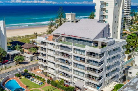Surfers Chalet - Perths Hotel 9