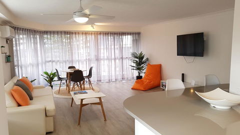 Surfers Chalet - Perths Hotel 11