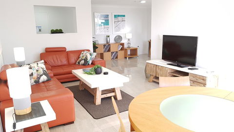 Surfers Chalet - Perths Hotel 16