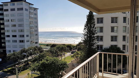 Surfers Chalet - Perths Hotel 15