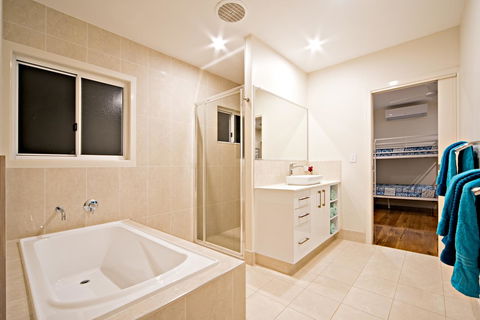 Whitsunday Luxury Homes - Perths Hotel 24