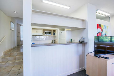 Tiki Hotel Apartments Surfers Paradise - Perths Hotel 9