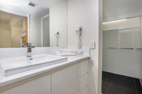 Tiki Hotel Apartments Surfers Paradise - Perths Hotel 5