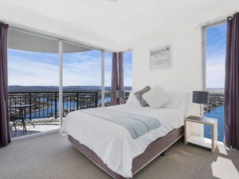 Beach Stay - Ocean & Riverview Resort Chevron Renaissance Central Surfers Paradise - Perths Hotel 1