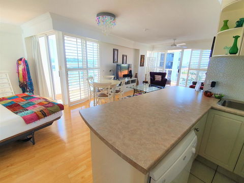 Broadbeach Holiday Apartments - Perths Hotel 9