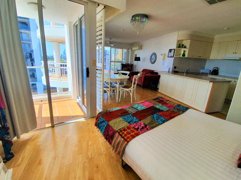 Broadbeach Holiday Apartments - Perths Hotel 25