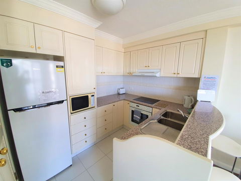 Broadbeach Holiday Apartments - Perths Hotel 16