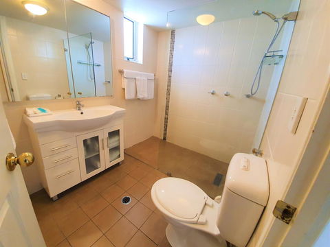 Broadbeach Holiday Apartments - Perths Hotel 21