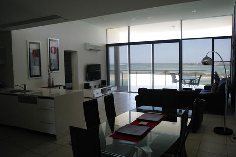 Monaco Caloundra - Perths Hotel 43