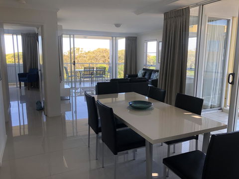 Seachange Coolum Beach - Perths Hotel 32