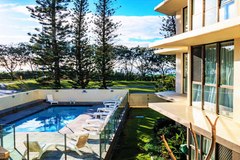 Seacrest Beachfront Apartments Surfers Paradise - Perths Hotel 40