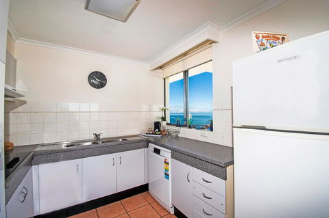 Seacrest Beachfront Apartments Surfers Paradise - Perths Hotel 7