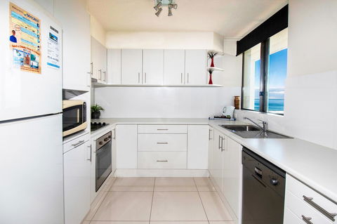 Seacrest Beachfront Apartments Surfers Paradise - Perths Hotel 23