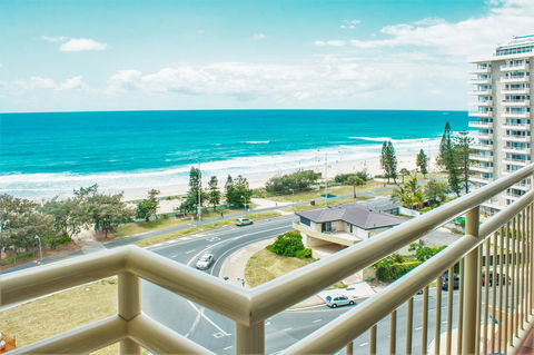 Seacrest Beachfront Apartments Surfers Paradise - Perths Hotel 11