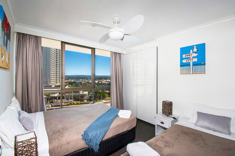 Seacrest Beachfront Apartments Surfers Paradise - Perths Hotel 3
