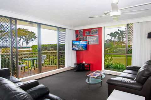 Seacrest Beachfront Apartments Surfers Paradise - Perths Hotel 9