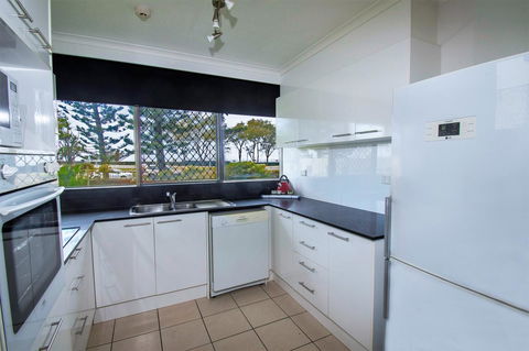Seacrest Beachfront Apartments Surfers Paradise - Perths Hotel 12