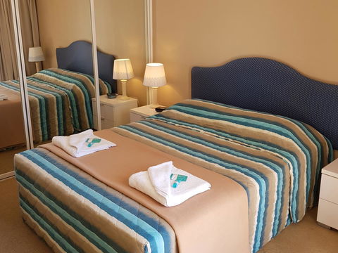 Surfers Beach Resort One - Perths Hotel 24