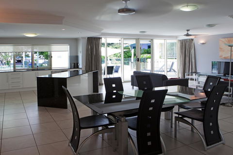 Waters Edge Apartment Cairns - Perths Hotel 2