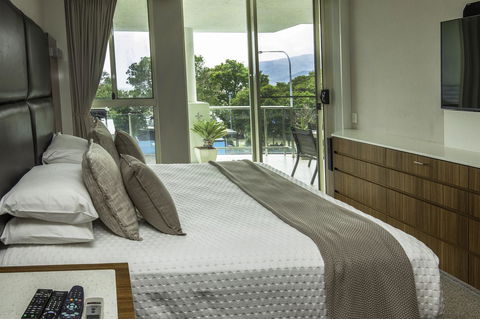 Waters Edge Apartment Cairns - Perths Hotel 3