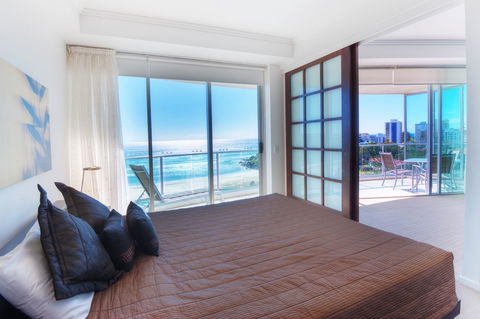 Reflection On The Sea - Perths Hotel 44