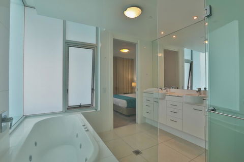 Reflection On The Sea - Perths Hotel 11