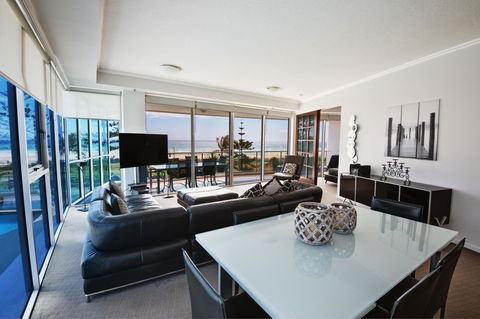 Reflection On The Sea - Perths Hotel 40