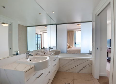 Reflection On The Sea - Perths Hotel 31