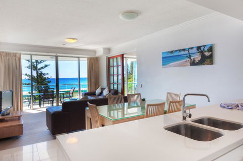 Reflection On The Sea - Perths Hotel 43