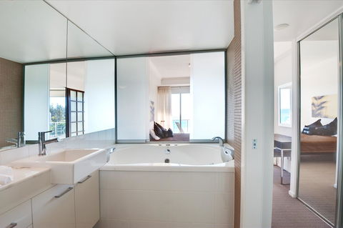 Reflection On The Sea - Perths Hotel 1