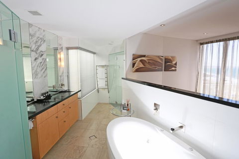 Oceans Mooloolaba - Perths Hotel 2