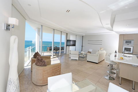 Oceans Mooloolaba - Perths Hotel 3
